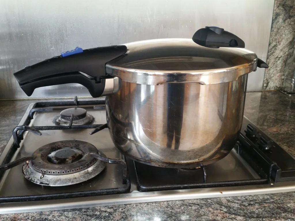 Klassieke snelkookpan op gas gebruiken: werking en aandachtspunten